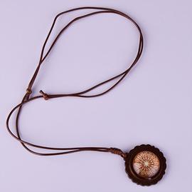 Náhrdelník na kožené šňůrce s cabochonem